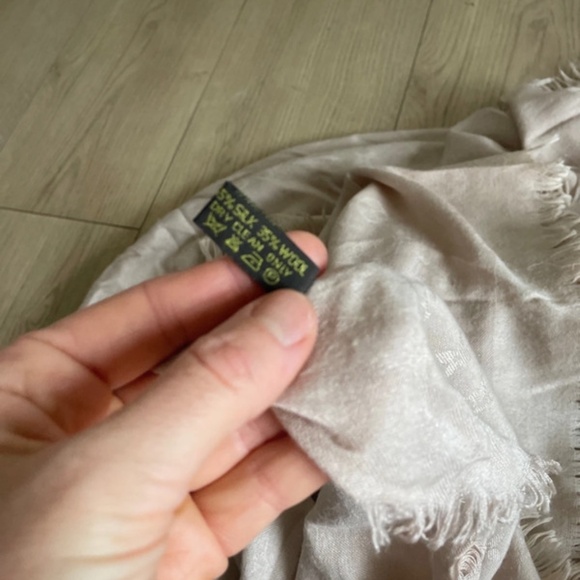 Authentic Louis Vuitton vintage scarf - Picture 7 of 15